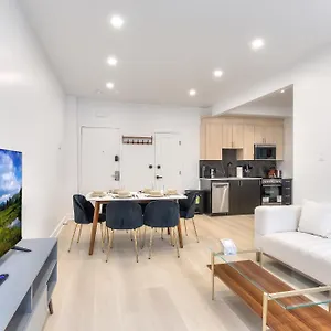 Free Indoor Parking Cozy & Spacious In Heart Of Downtown Montreal